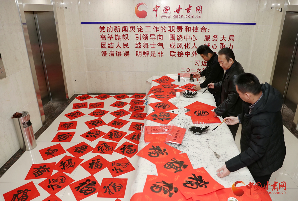 【新春走基層】翰墨飄香迎新春 蘭州書畫名家走進(jìn)中國甘肅網(wǎng) 