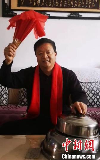 甘肅非遺民間文學(xué)“春官說(shuō)詩(shī)”傳承人宅家上網(wǎng)“說(shuō)鄉(xiāng)情” 甘肅非遺民間文學(xué)“春官說(shuō)詩(shī)”傳承人宅家上網(wǎng)“說(shuō)鄉(xiāng)情”