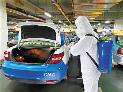 免費接送一線抗“疫”人員 蘭州奔馬雷鋒車隊，你們真棒！