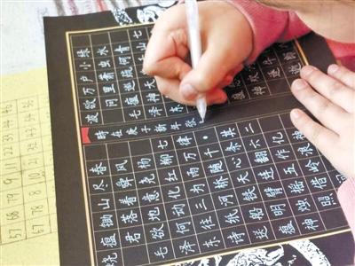 驚艷！9歲小女娃手寫(xiě)“印刷體”字帖