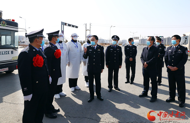 余建赴蘭州新區(qū)防疫一線看望慰問執(zhí)勤民警并送獎(jiǎng)到崗（圖）