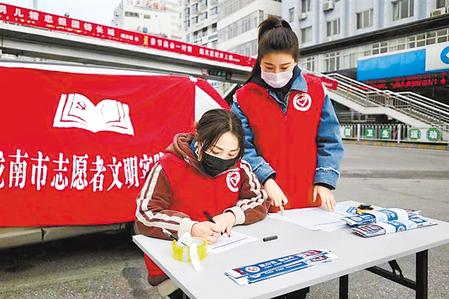 這個(gè)春天，那一抹鮮亮的“志愿紅”　——隴原志愿者戰(zhàn)“疫”記