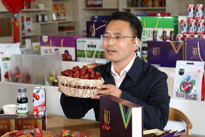“縣長(zhǎng)直播天團(tuán)”唱響“甘貨春之聲”，售出近30種甘貨1萬(wàn)余件 開(kāi)進(jìn)直播間的網(wǎng)絡(luò)扶貧博覽會(huì)，受百萬(wàn)網(wǎng)友點(diǎn)贊 