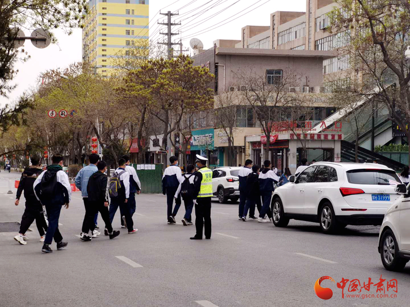 保駕護(hù)航！涼州公安交警“護(hù)學(xué)崗” 撐起“平安傘”