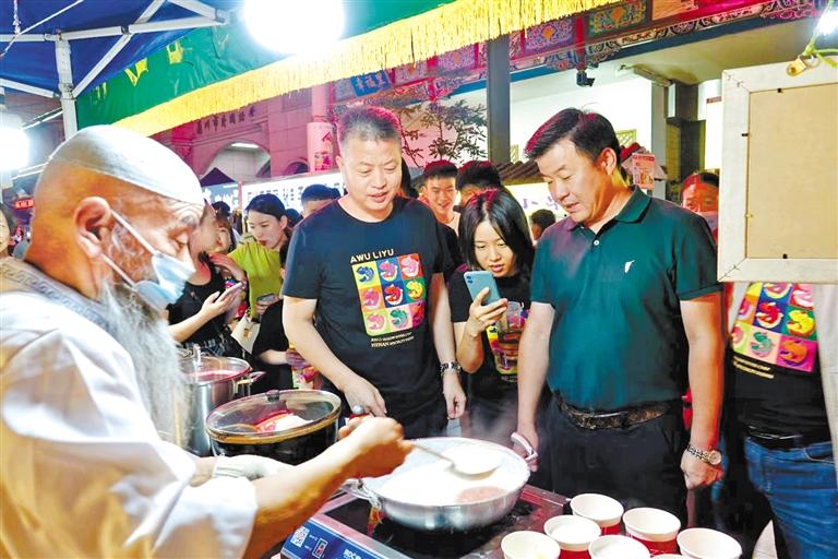 鄭州餐飲同行“打卡”金城夜市：“月光下的蘭州美食，唇齒留香”