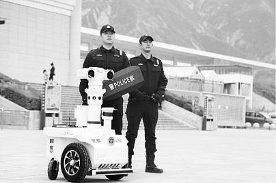新奇！5G巡邏機器人亮相隴南武都街頭
