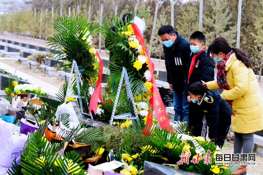 委托快遞、自發(fā)前往，社會各界在陳紅軍烈士墓前獻(xiàn)花致敬