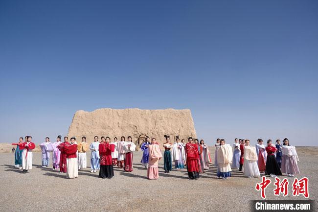 數(shù)十位身著古裝的女性通過體驗賞漢舞、習(xí)漢禮、吟誦詩詞等中華傳統(tǒng)文化，再現(xiàn)古絲綢之路的繁華盛景。　邱亮 攝