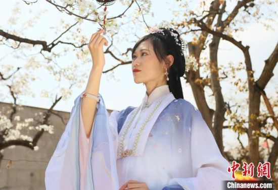 圖為蘭州青年身穿漢服在百年梨園賞景。　高展 攝