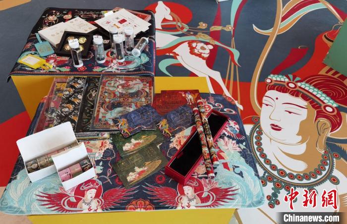 60余類敦煌主題的文創(chuàng)產(chǎn)品讓人愛不釋手。　丁思 攝