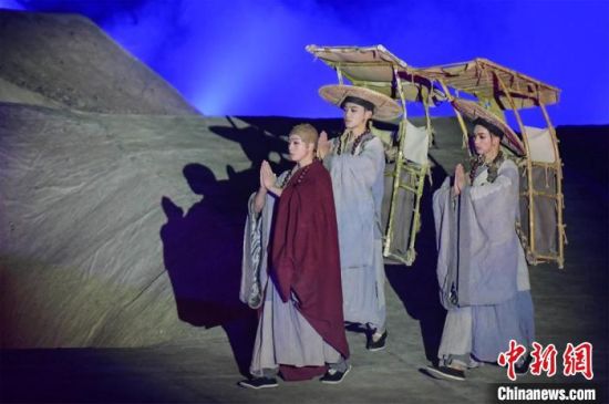 圖為演出現(xiàn)場(chǎng)，該劇獨(dú)創(chuàng)360度旋轉(zhuǎn)并前后移動(dòng)觀眾席，顛覆傳統(tǒng)劇場(chǎng)舞臺(tái)表演模式?！⊥醣筱y 攝