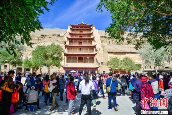 中國(guó)農(nóng)歷四月初八，敦煌民眾傳承歷史習(xí)俗，前往莫高窟燒香禮佛、祈福。(資料圖) 王斌銀 攝