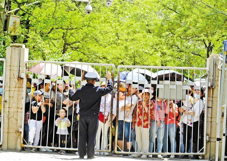 人流如潮 入園游客突破5萬(wàn) 五泉山公園、蘭州市動(dòng)物園昨日臨時(shí)閉園