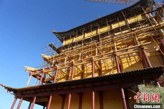 圖為5月上旬，甘肅山丹縣大佛寺內(nèi)，正在修繕中的古建筑大雄寶殿。 中新社記者 高展 攝