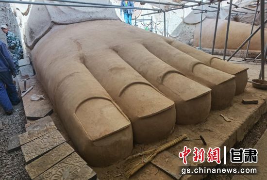 圖為中國“石窟鼻祖”天梯山石窟第13窟大佛足部與局部危巖體搶救性保護項目施工現(xiàn)場。陳曉斌 攝