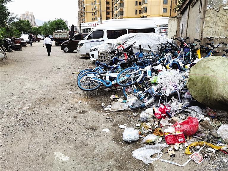 百米土路臟亂差，誰來管？經(jīng)記者協(xié)調(diào)，社區(qū)組織志愿者進(jìn)行了清理