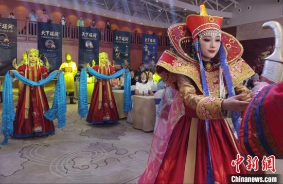 圖為中國首部邊塞史詩劇《天下雄關(guān)》首演發(fā)布會現(xiàn)場?！〈蘖?攝