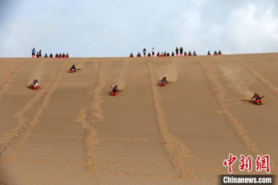 6月13日，敦煌鳴沙山月牙泉景區(qū)舉辦滑沙比賽?！垥粤?攝