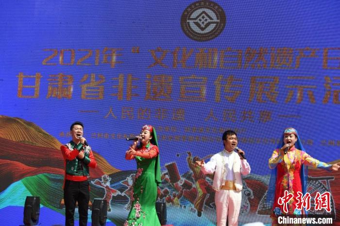 圖為甘肅臨夏回族自治州非遺傳承人演唱花兒?！钇G敏 攝