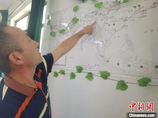 圖為甘肅省社會(huì)科學(xué)院絲綢之路研究所所長(zhǎng)侯宗輝指出《絲綢之路古文明》課題組考察線路?！￠Z姣 攝