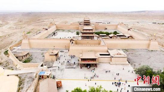 圖為7月中旬，世界文化遺產——嘉峪關，它是中國明代萬里長城的西端起點?！「哒埂z