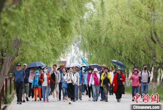 圖為嘉峪關關城內一景?！「哒?攝