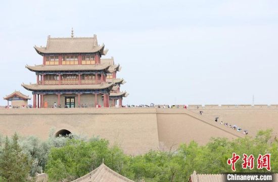 歷經(jīng)數(shù)十載保護修繕的古老關(guān)城得以延年益壽，成為了海內(nèi)外游客“絲路游”的必經(jīng)打卡地。　高展 攝