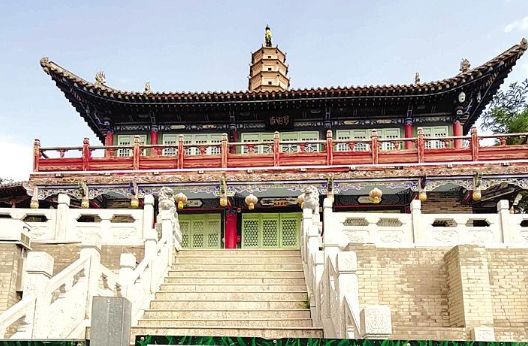 白塔寺閉門謝客，何時開放？管理處：白塔基礎(chǔ)出現(xiàn)病害圍擋施工，預(yù)計(jì)年底前完工