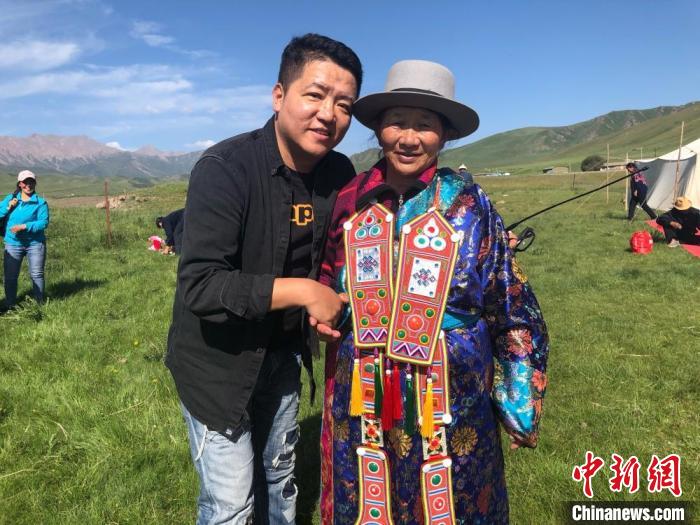 圖為拍攝紀錄片《西茂的婚禮》期間，張輝剛(左)與裕固族老人合影留念。(資料圖) 張輝剛供圖
