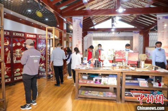 圖為甘肅“一會一節(jié)”期間，位于敦煌的天水市展館中，民眾觀賞文創(chuàng)產(chǎn)品。　甘肅省文化和旅游廳供圖