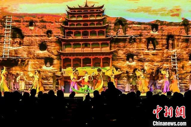 開幕式文藝展示“相約敦煌”，通過數(shù)字技術將莫高窟“搬到”演出現(xiàn)場?！「拭C省文化和旅游廳供圖