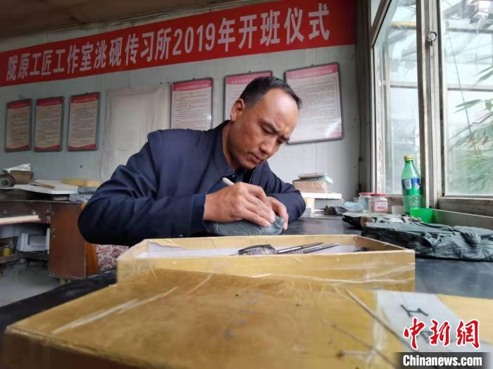 甘肅卓尼洮硯融合文化提升內(nèi)涵：不只一硯一銘，還要一盒一拓
