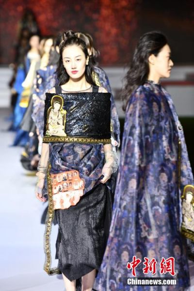圖為敦煌服裝秀展示。 殷春永 攝