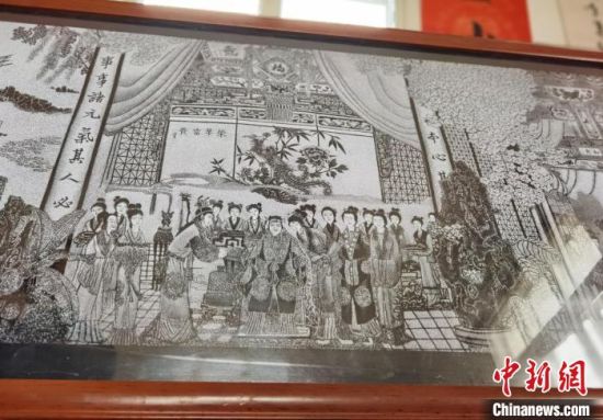 圖為陶世清的影雕作品?！钅?攝