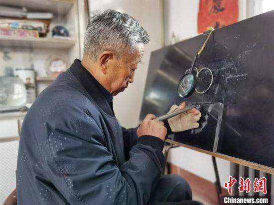 圖為陶世清在創(chuàng)作中。　楊娜 攝