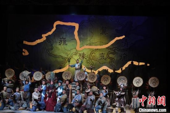 作為隴劇“梅花”，雷通霞在《大禹治水》中甘當(dāng)“綠葉”，該劇推出后，反響十分熱烈。(資料圖) 楊艷敏 攝