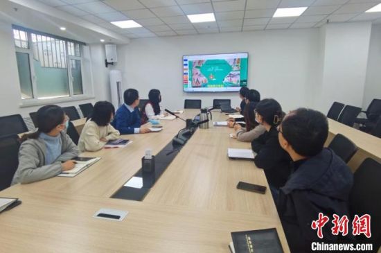 圖為甘肅教育出版社《寫給青少年的敦煌故事》叢書項目組，探討圖書封面設(shè)計?！￠Z姣 攝
