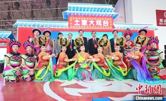 11月26日，“甘肅團(tuán)”在首屆中國(guó)(武漢)文化旅游博覽會(huì)展區(qū)的“土家大戲臺(tái)”，與“湖北團(tuán)”互訪交流?！「拭C省文化和旅游廳供圖