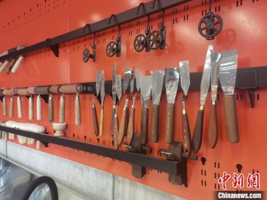 圖為徐晉林制作雕版敦煌壁畫所用工具?！￠Z姣 攝