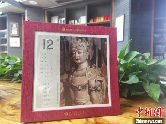 圖為徐晉林制作的敦煌題材的手工書《走進沙漠敦煌——莫高窟與藏書票藝術》，深受讀者喜愛。　閆姣 攝