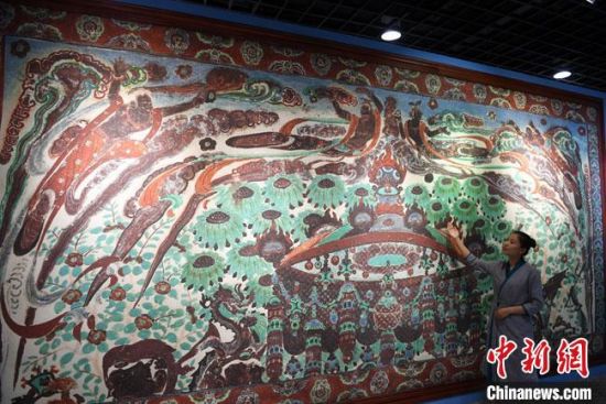 圖為通過(guò)數(shù)字化采集后打印展出的大幅高保真莫高窟復(fù)制壁畫(huà)320窟“散花飛天”。(資料圖) 楊艷敏 攝