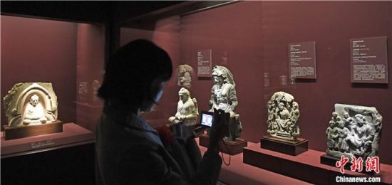 2018年8月，《平山郁夫的絲路世界——平山郁夫絲綢之路美術(shù)館文物展》在甘肅敦煌莫高窟開展。中新社記者 楊艷敏 攝