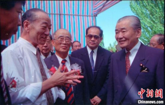 1994年8月，時任日本首相竹下登(右一)與時任敦煌研究院院長段文杰在莫高窟親切交談。中新社發(fā) 婁婕 供圖