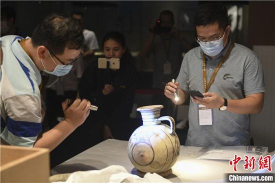 2020年6月，在長沙博物館舉行“從地中海到中國：絲路寶藏——平山郁夫絲綢之路美術(shù)館藏文物展”前，專家開箱鑒定文物。中新社記者 楊華峰 攝