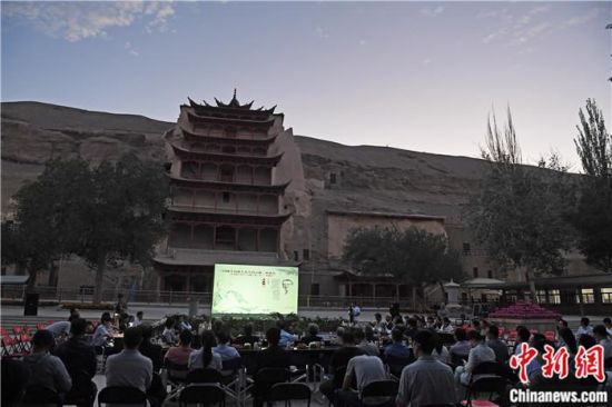 2018年8月，在敦煌莫高窟標(biāo)志性建筑“九層樓”前，《回顧平山郁夫先生的貢獻》座談會舉行。來自中日兩國的專家、學(xué)者共同懷念這位情系敦煌數(shù)十載的繪畫巨匠、中日友好的文化使者、世界文化遺產(chǎn)的守護者。中新社記者 楊艷敏 攝