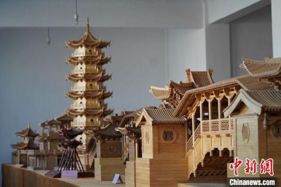 圖為古建筑模型制作技藝傳習所展廳內(nèi)的微縮古建筑作品?！【琶赖┰?　攝