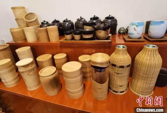 圖為展陳的一件件精致可愛的竹編農(nóng)具工藝品?！●T志軍 攝