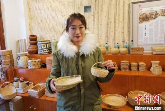 40多種精小玲瓏、純手工制作的新型盛食容器、居家工藝品等，每一件都令人愛不釋手。　馮志軍 攝