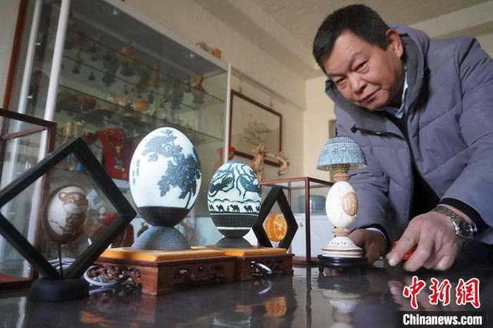 圖為吳義澤展示的最新創(chuàng)作的蛋雕作品?！【琶赖ぴ?攝