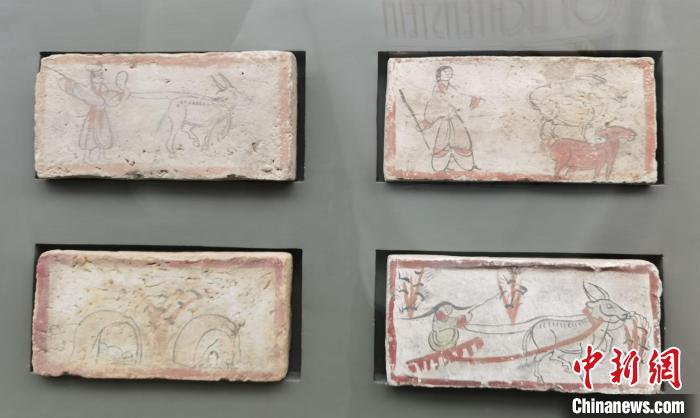 圖為嘉峪關(guān)長(zhǎng)城博物館館藏文物魏晉墓彩繪畫(huà)像磚中豐富多彩的古代農(nóng)牧業(yè)生產(chǎn)活動(dòng)。(資料圖) 丁思 攝